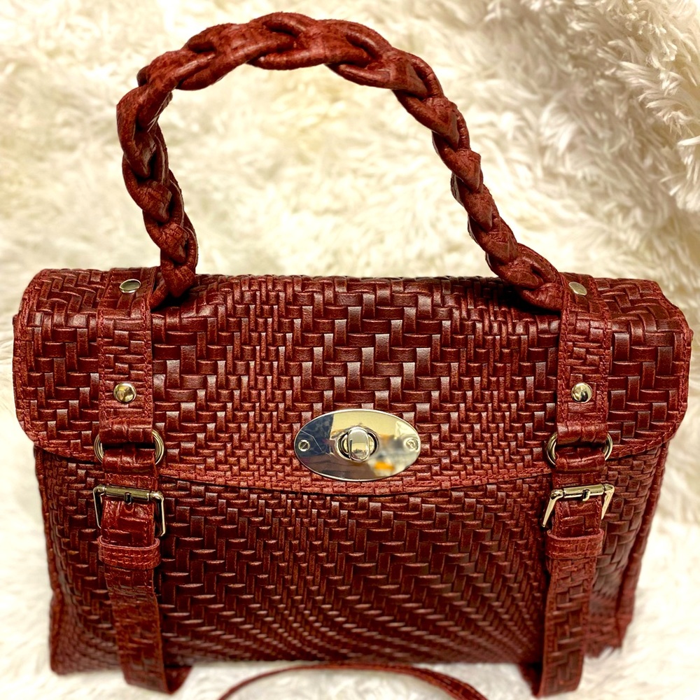 Beautiful bag made with genuine leather.